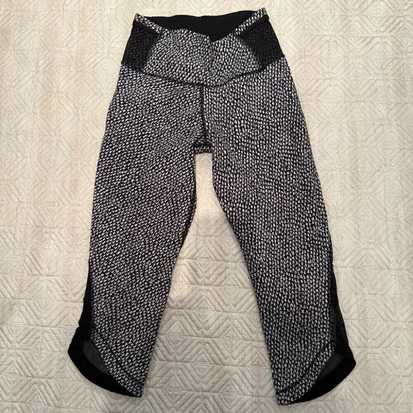 Black, White, Grey Geometric Pattern Cropped Tight, Lululemon, US 4 - Picture 4 of 5
